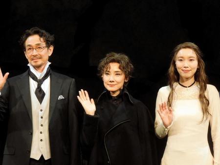 　「ハムレット」初日前会見に登場した（左から）吉田栄作、吉田羊、飯豊まりえ
