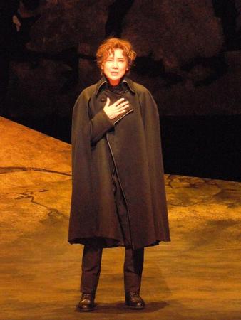 　「ハムレット」で熱演する吉田羊