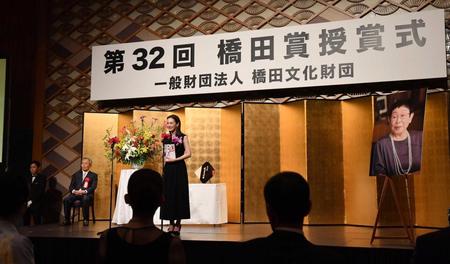 　橋田賞を受賞しあいさつをする北川景子（撮影・佐々木彰尚）