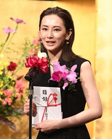 　あいさつをする北川景子（撮影・佐々木彰尚）