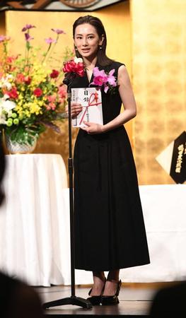 　あいさつをする北川景子（撮影・佐々木彰尚）