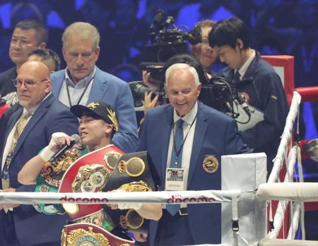 　関係者としてリングに上がるロバートの山本博＝６日