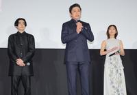 　あいさつする松本幸四郎（中央）。左は市川染五郎、右は中村ゆり（撮影・吉澤敬太）