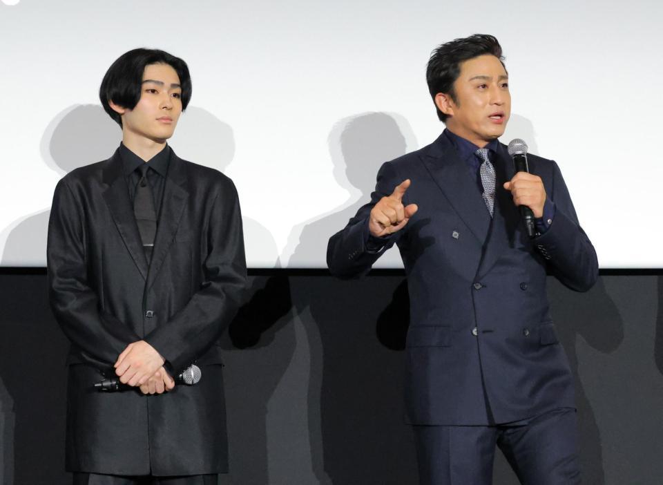 　親子で登壇した松本幸四郎（右）と市川染五郎（撮影・吉澤敬太）