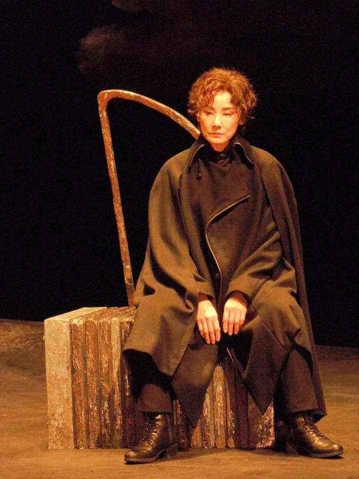 　「ハムレット」で熱演する吉田羊