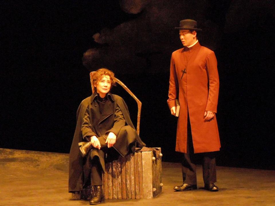 　「ハムレット」で熱演する吉田羊（左）と牧島輝