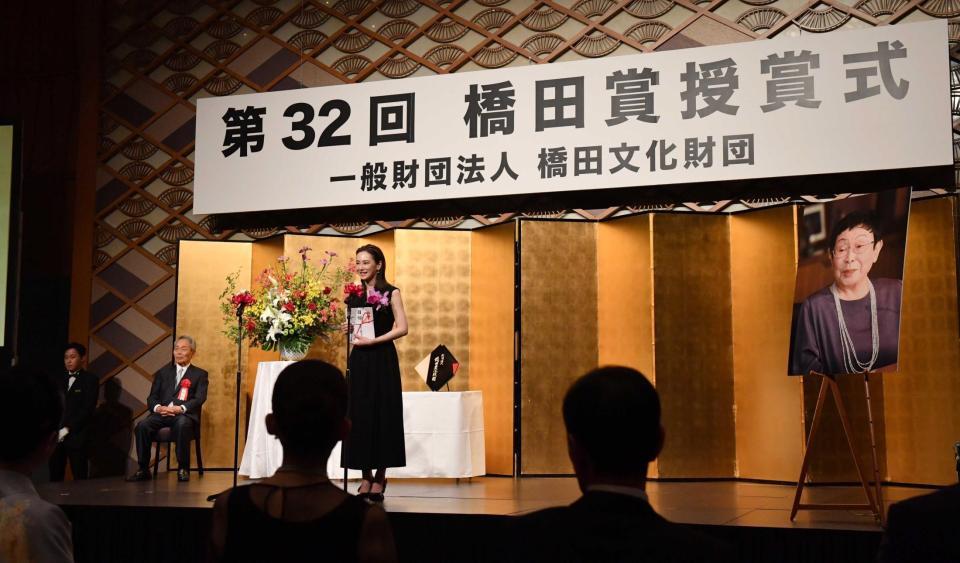 　橋田賞を受賞しあいさつをする北川景子（撮影・佐々木彰尚）