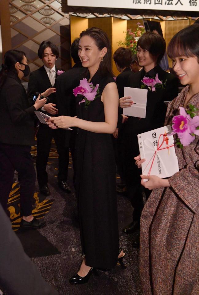 　会場を後にする北川景子（撮影・佐々木彰尚）