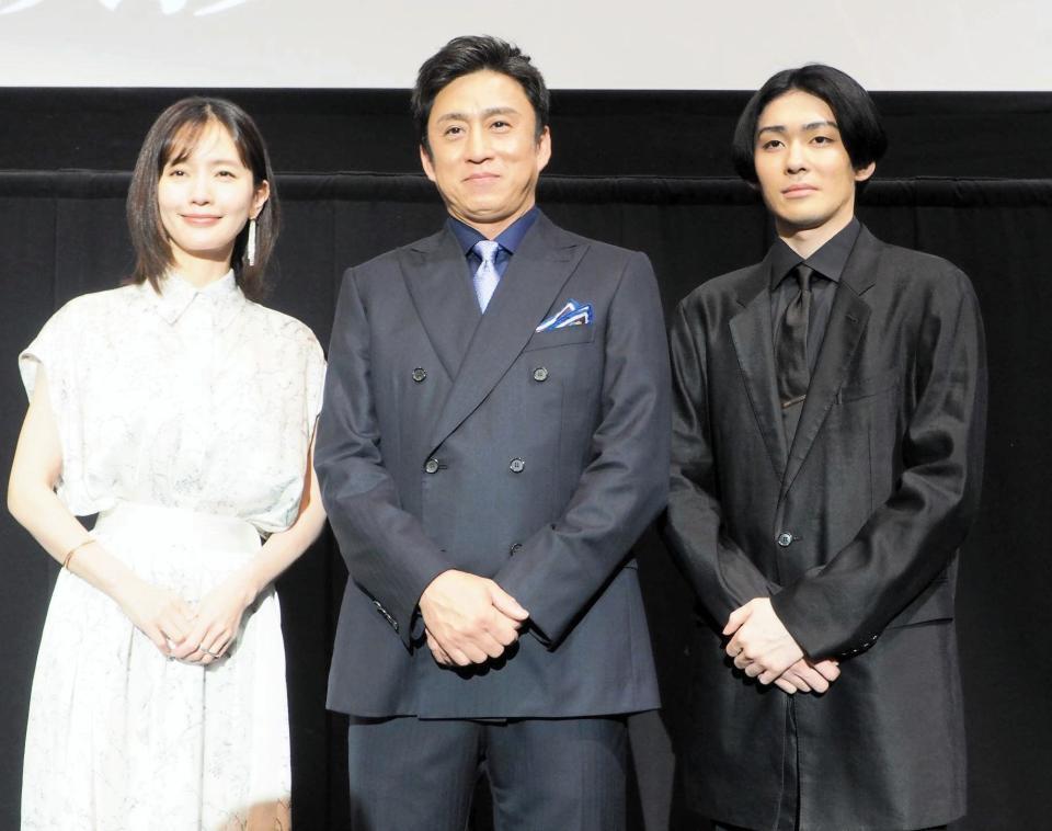 　舞台あいさつに登場した（左から）中村ゆり、松本幸四郎、市川染五郎