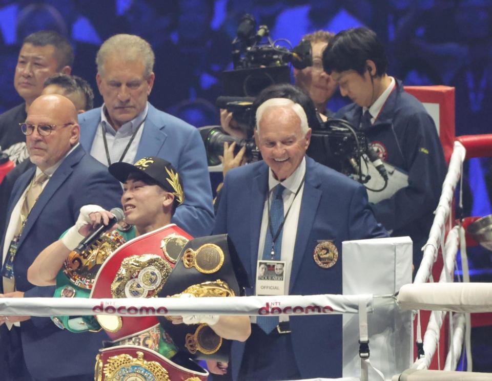 　関係者としてリングに上がるロバートの山本博＝６日