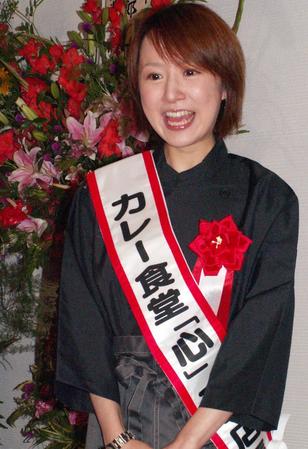 　カレー店１日店長を務めた山川恵里佳（２００５年８月撮影）