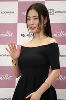 　手を振るＭＥＧＵＭＩ