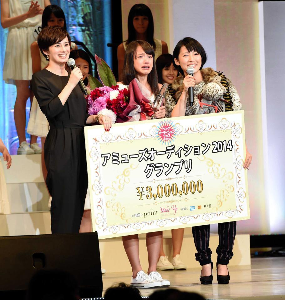 　グランプリに選ばれ号泣する清原果耶（中央）。左はホラン千秋、右は福田彩乃＝１４年１０月