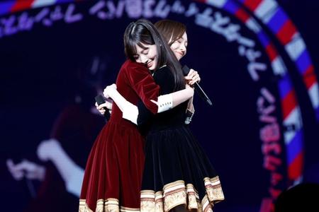 　乃木坂４６の梅澤美波と抱き合う山下美月（右）　Ⓒ乃木坂４６ＬＬＣ