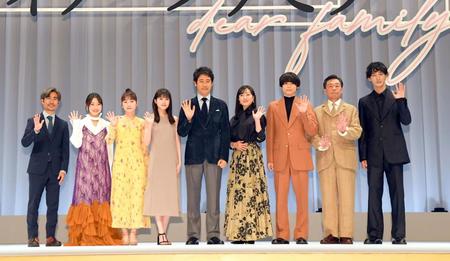 　客席に手を振る（左から）月川翔監督、新井美羽、川栄李奈、福本莉子、大泉洋、菅野美穂、松村北斗、光石研、上杉柊平（撮影・佐藤厚）