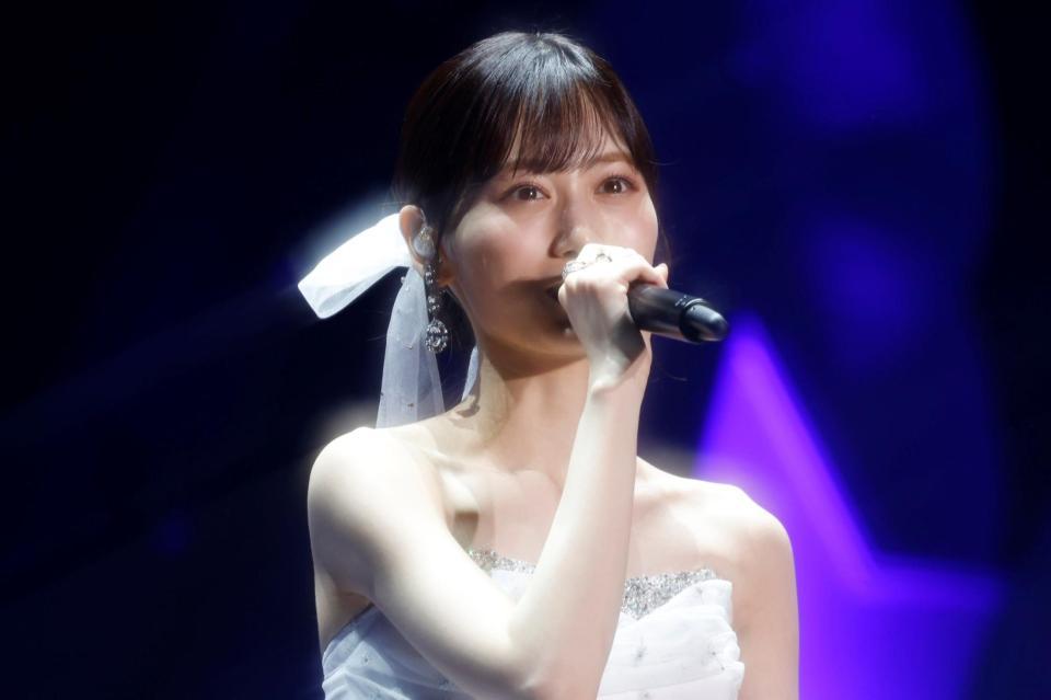 　卒業ドレスで歌う乃木坂４６・山下美月（中央）　Ⓒ乃木坂４６ＬＬＣ