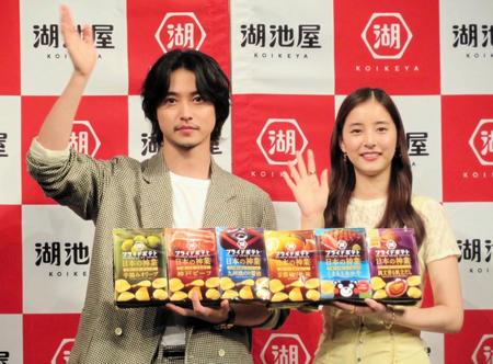 　ＣＭキャラクターを務める山﨑賢人（左）と新木優子