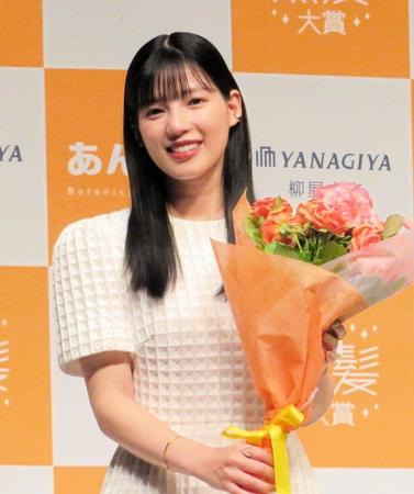 　黒髪大賞を受賞した石井杏奈