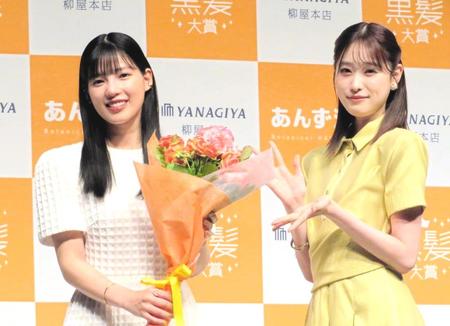 　黒髪大賞を受賞した石井杏奈（左）とプレゼンターの高橋ひかる