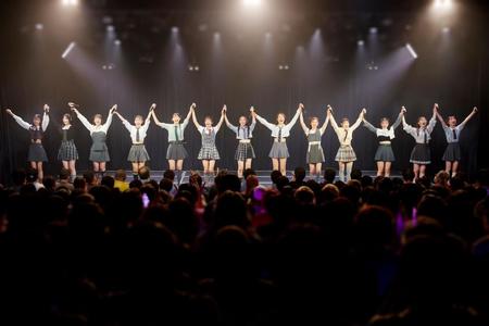 　オリジナル公演「天使のユートピア」でファンにあいさつするＮＭＢ４８　©ＮＭＢ４８