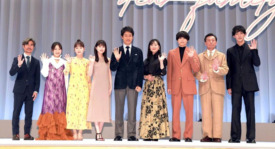 　客席に手を振る（左から）月川翔監督、新井美羽、川栄李奈、福本莉子、大泉洋、菅野美穂、松村北斗、光石研、上杉柊平（撮影・佐藤厚）