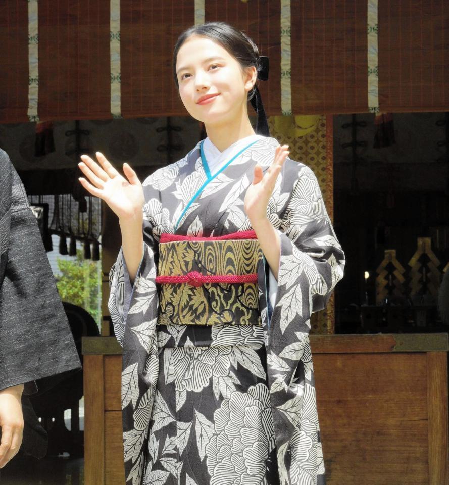 　清原果耶が時代劇映画「碁盤斬り」大ヒット祈願イベントに出席した