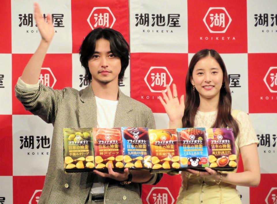 　ＣＭキャラクターを務める山﨑賢人（左）と新木優子