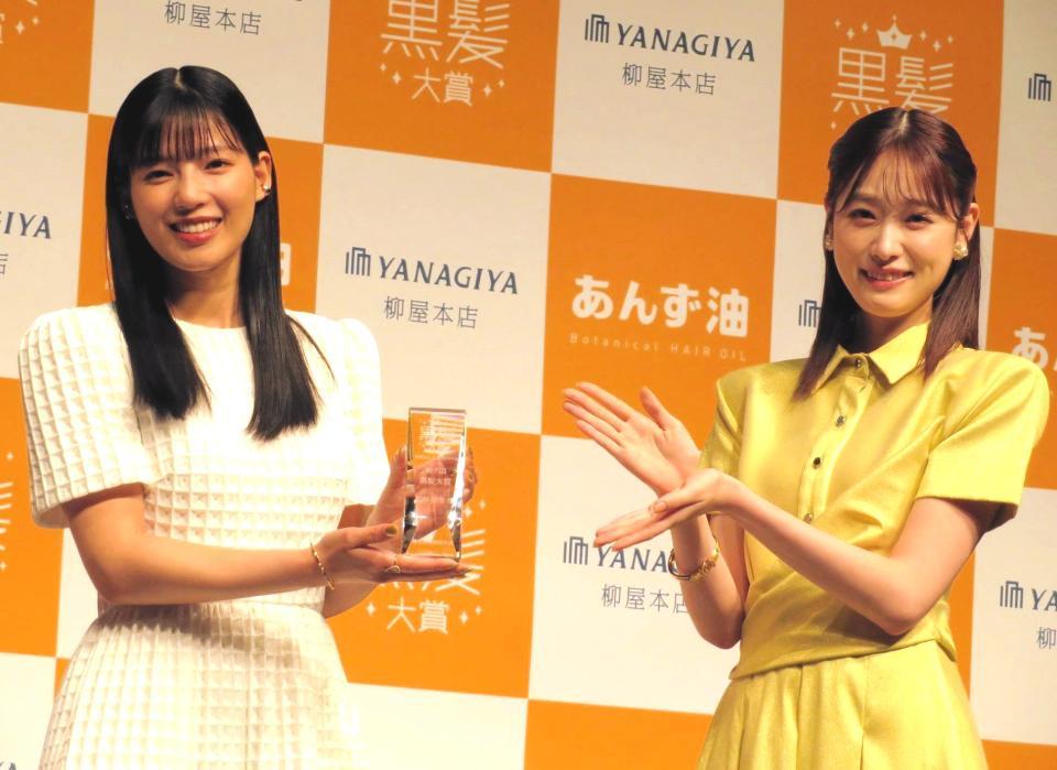 　黒髪大賞を受賞した石井杏奈（左）とプレゼンターの高橋ひかる