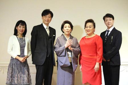 　会見に出席した（左から）瀬戸摩純、喜多村緑郎、波乃久里子、渡辺えり、河合雪之丞