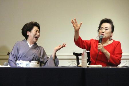 　渡辺えり（右）のトークに爆笑する波乃久里子