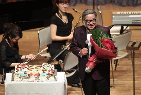 　コンサート「キダ・タロー名曲集」で舞台に立ち、８０歳の誕生日などを祝ったキダ・タローさん＝２０１０年