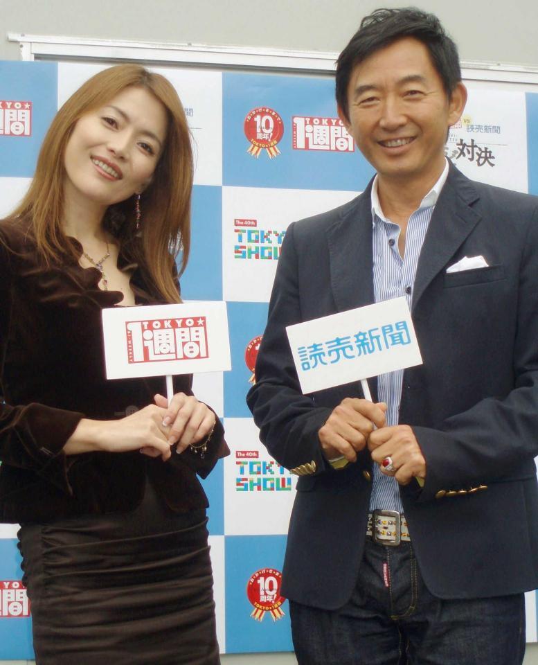 　トークショーを行った青田典子（左）と石田純一＝２００７年