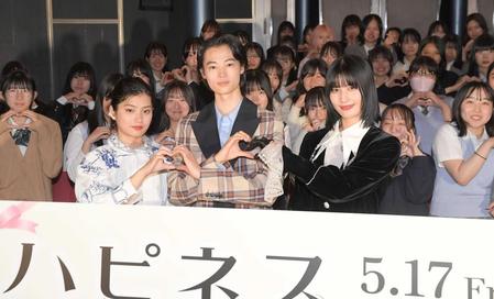 　女子高生とポーズを決める（手前左から）蒔田彩珠、窪塚愛流、橋本愛（撮影・佐藤厚）