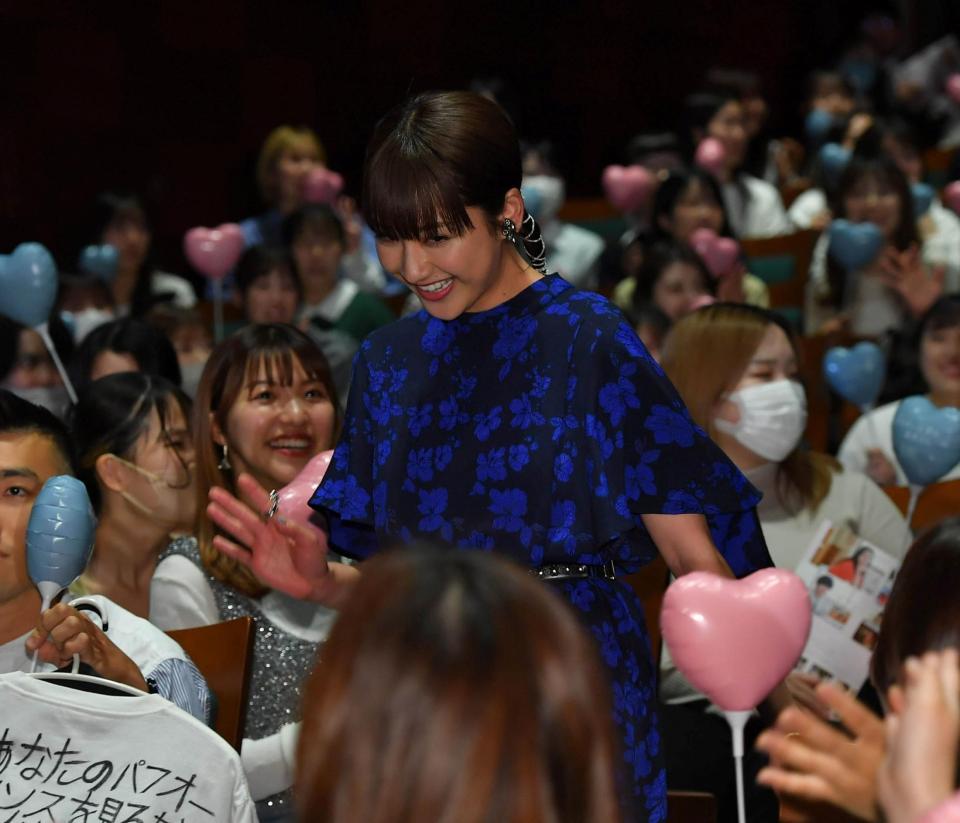 　登壇する平祐奈（撮影・持木克友）