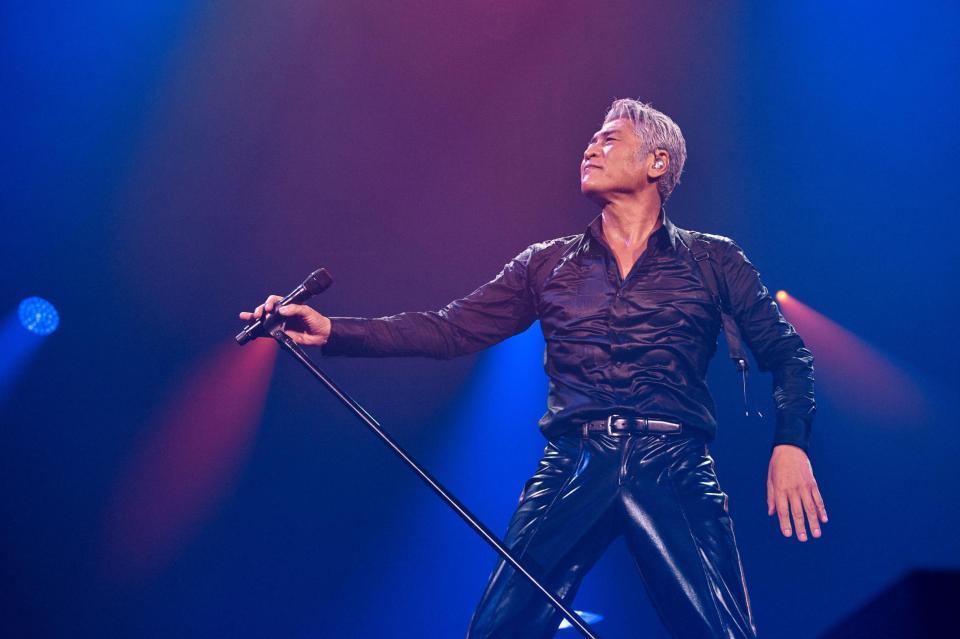 　１３年ぶりの復活ステージで熱唱したＣＯＭＰＬＥＸの吉川晃司（撮影・太田好治）