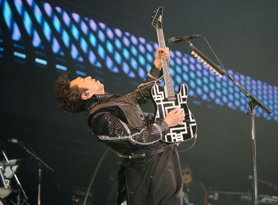 　１３年ぶりの復活ステージでギターをかき鳴らすＣＯＭＰＬＥＸの布袋寅泰（撮影・山本倫子）