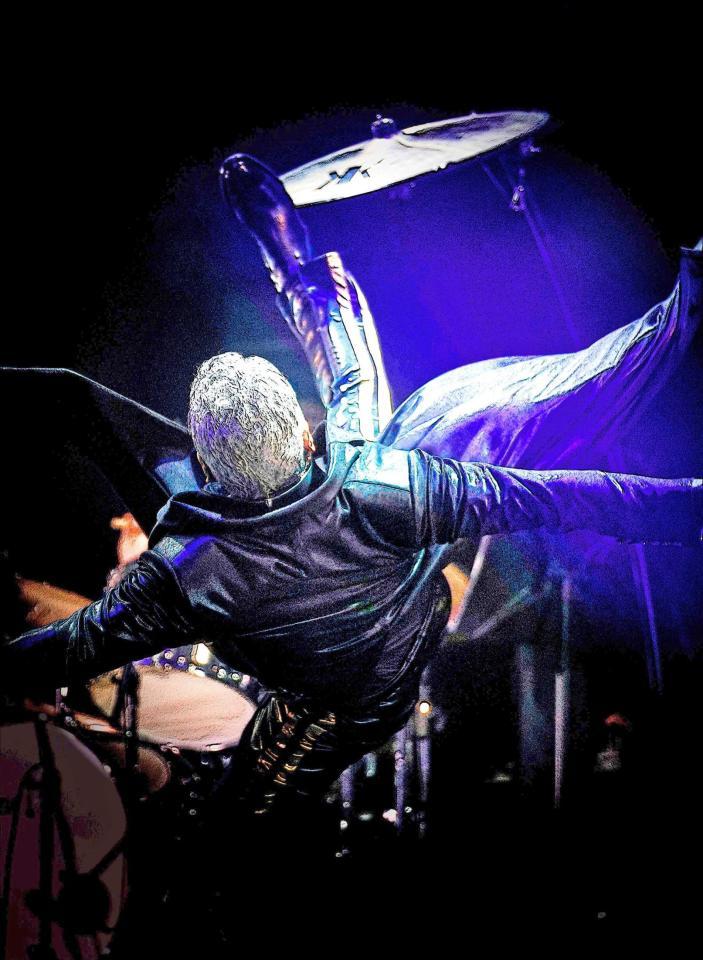 　１３年ぶりのＣＯＭＰＬＥＸ復活ステージでシンバルキックをさく裂させた吉川晃司（撮影・細野晋司）