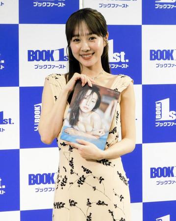 　写真集発売イベントを行った前田希美