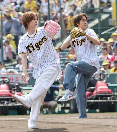 阪神　トラジャ・七五三掛龍也と中村海人が始球式にサプライズ登場　息ぴったりノーバン投球「パワプロくんの世界にいた」