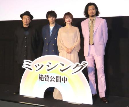 　舞台あいさつに出席した（左から）吉田恵輔監督、中村倫也、石原さとみ、青木崇高