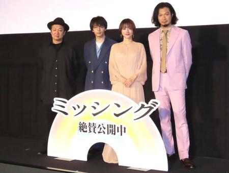 　舞台あいさつに出席した（左から）吉田恵輔監督、中村倫也、石原さとみ、青木崇高