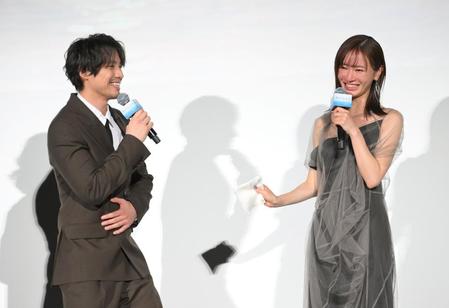 　舞台あいさつで涙を流す松本まりか（右）に感謝を伝える福士蒼汰（撮影・伊藤笙子）