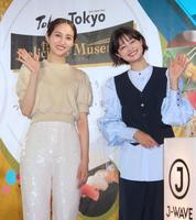 　公開収録を行った堀田茜（左）と小林涼子