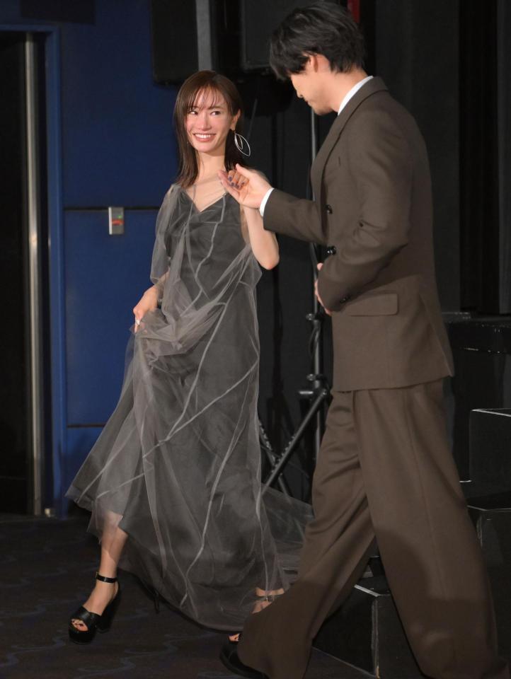 　舞台あいさつを終え、福士蒼汰（右）にエスコートされながら降壇する松本まりか（撮影・伊藤笙子）