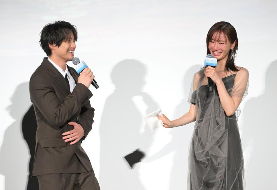 　舞台あいさつで涙を流す松本まりか（右）に感謝を伝える福士蒼汰（撮影・伊藤笙子）