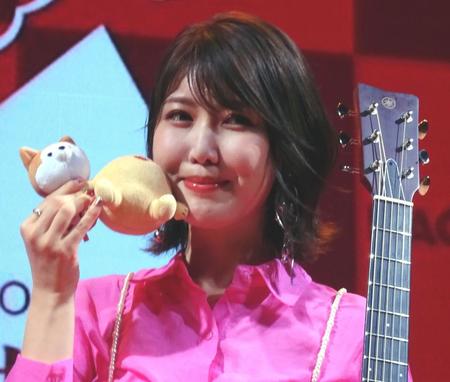 　スペシャルライブを行ったシンガー・ソングライターのおかゆ