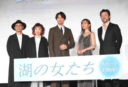 　舞台あいさつに登壇した（左から）大森立嗣監督、三田佳子、福士蒼汰、松本まりか、浅野忠信（撮影・伊藤笙子）