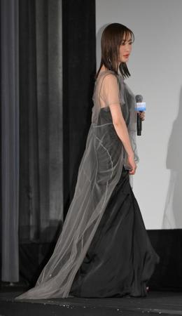　舞台あいさつに黒のドレスで登場した松本まりか（撮影・伊藤笙子）