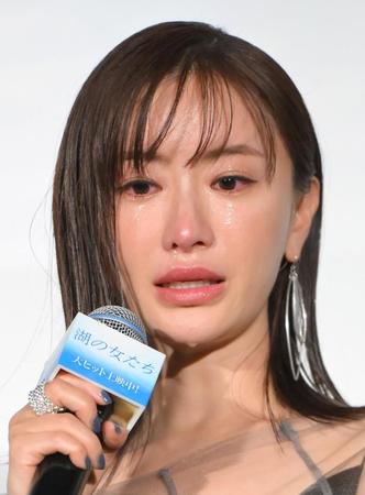 　舞台あいさつで原作者の吉田修一氏からの手紙に号泣する松本まりか（撮影・伊藤笙子）