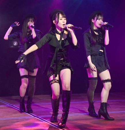 　熱唱する（左から）奥本カイリ、太田有紀、伊藤百花（撮影・棚橋慶太）